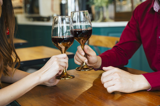 在情人节庆祝。一对烤红酒杯。约会的概念。