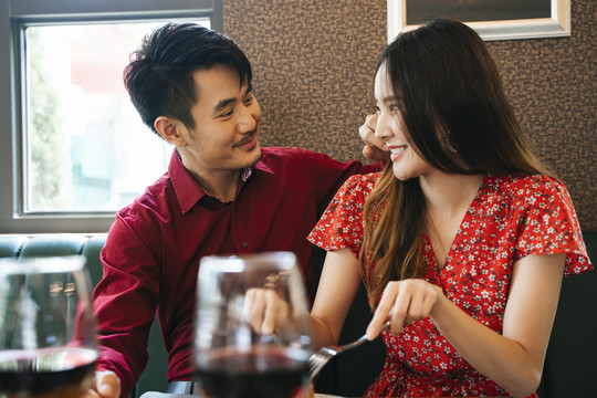 帅哥美女在一起。一对浪漫的情侣在咖啡馆喝红酒。情人节。