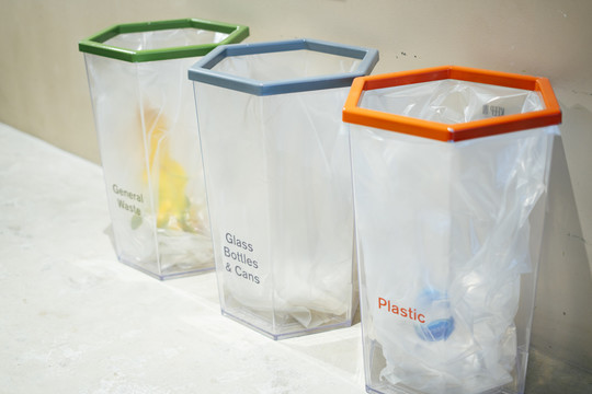 三个多功能塑料箱。一套彩色塑料回收站。多色的绿色，蓝色，橙色垃圾桶。清洁垃圾回收概念。