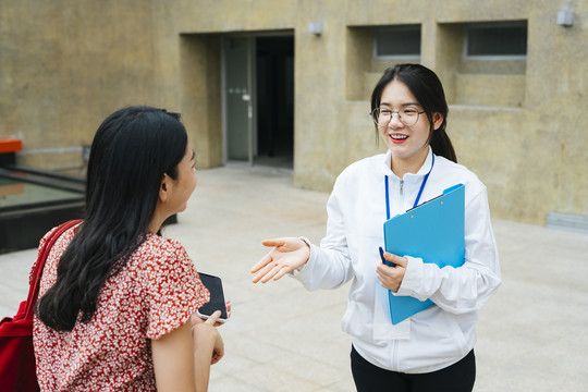 开朗的亚洲女导游向游客讲解这个地方的细节。