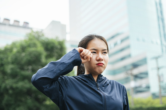 在城市里走路的亚洲女人。