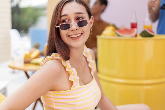戴墨镜的美女在泰国热带酒吧享受夏日派对。