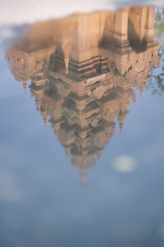 倒立的宝塔在水里的地板上与蓝天交相辉映。