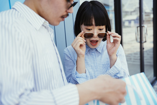 光头男给女朋友买礼物，给她一个惊喜。男人给女朋友买礼物。