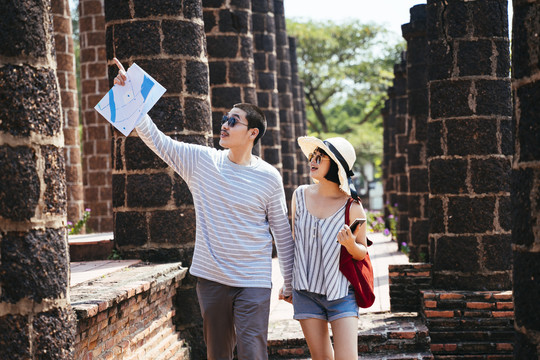 光头男扮导游带女游客去看古城废墟。情侣旅游。