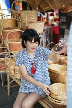 生态旅游-当地妇女用竹子制作篮子。
