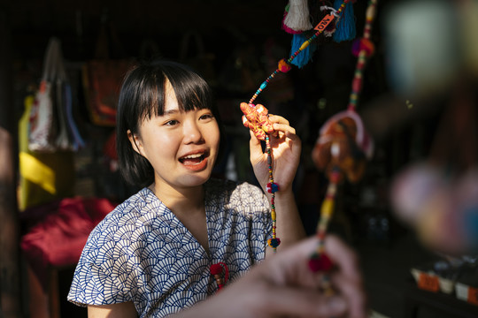 生态旅游-当地卖家出售外来护身符自制纪念品给客户。