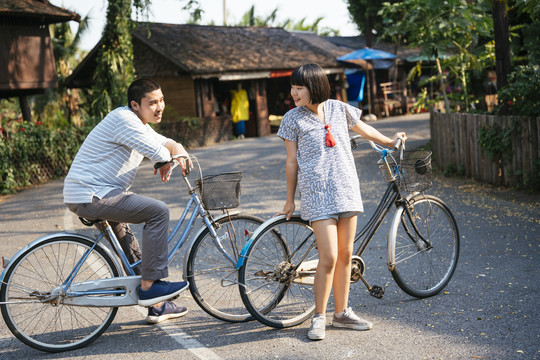 生态旅游-亚泰夫妇骑自行车一起在街上的乡间小路。旅行者活动。