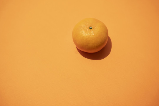 橙色背景上的橙色有阳光和阴影。