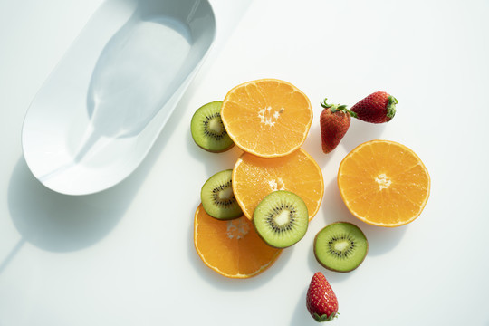 白色背景的切片水果，夏季果汁的点缀。