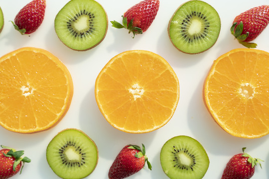 白色背景的切片水果，夏季果汁的点缀。