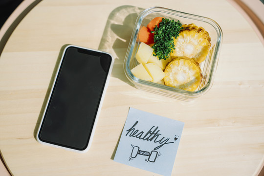 智能手机概念上的食品配送。网上购物可以买到健康食品。