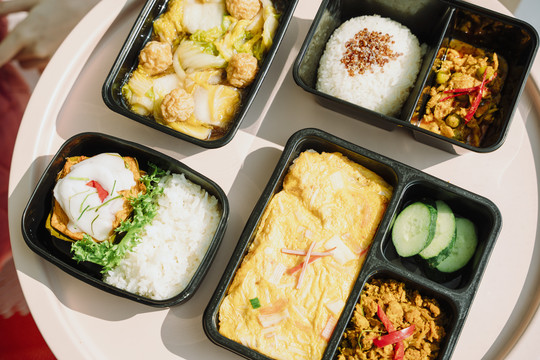 健康泰国食品概念。四个饭盒放在桌子上。