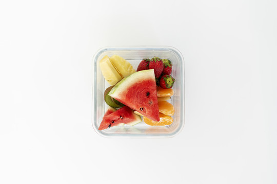 玻璃碗水果、西瓜、菠萝、草莓、猕猴桃的俯视图。用白色隔离。