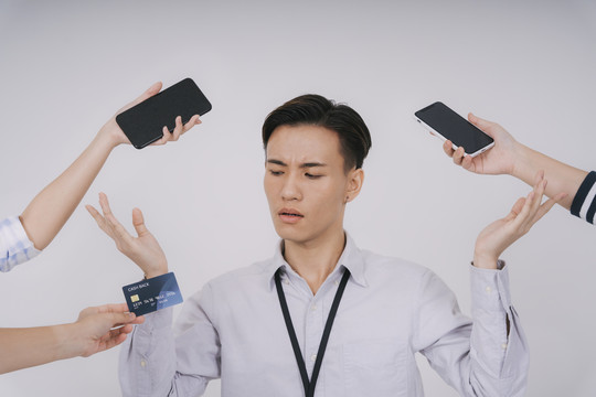 帅哥泰国亚裔男子混淆了网上购物与智能手机和信用卡。商业公司提供。交易和折扣。福利和高级礼品。隔离在白