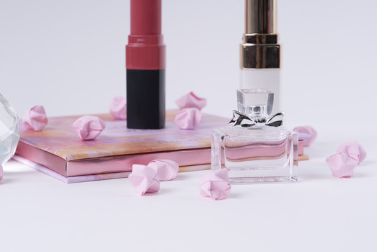 化妆口红和香水玻璃瓶白色背景。