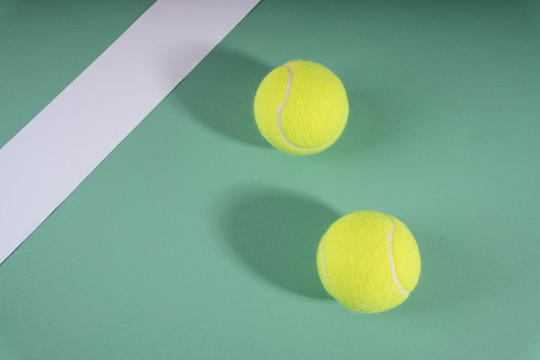顶视图-绿色球场上的三个网球。运动概念。