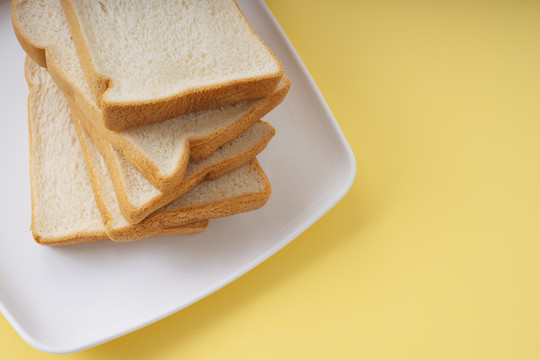 黄色背景上的面包片