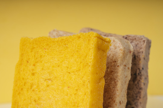 黄色背景上的面包片
