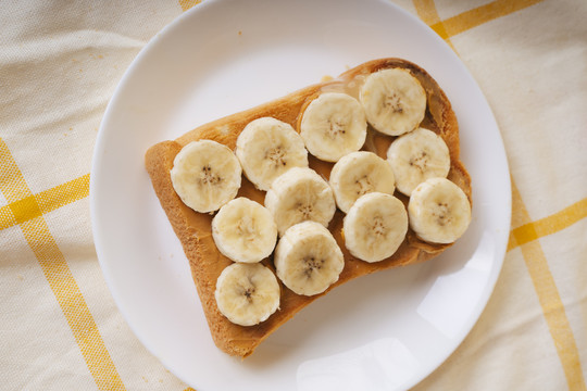 顶视图-自制有机切片面包，上面放香蕉。