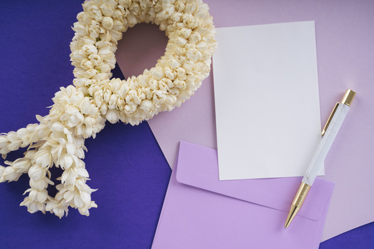 白色泰国花环，紫色背景上有茉莉花。模型纸。泰国母亲节。