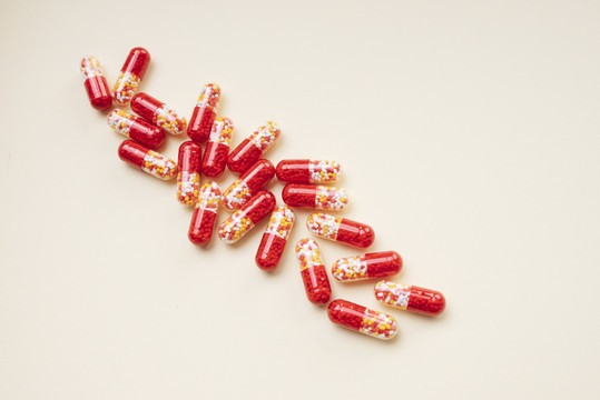 顶视图-红色药丸胶囊和分子作为医学概念。