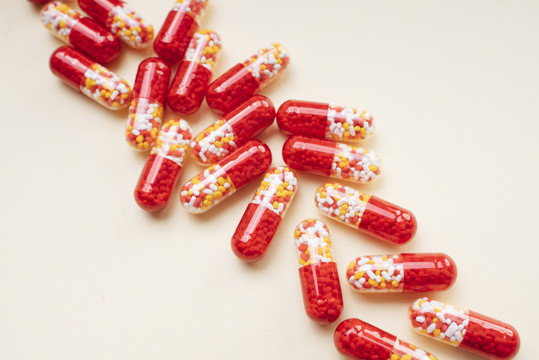 顶视图-红色药丸胶囊和分子作为医学概念。