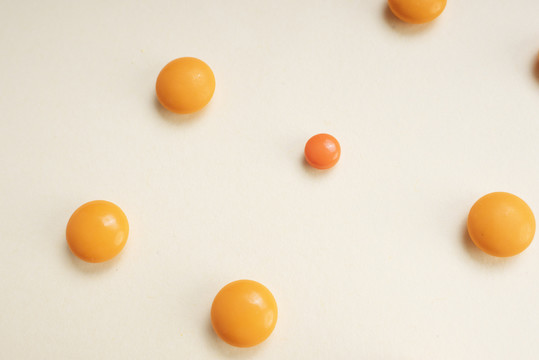 顶视图-药橙丸圆形隔离白色背景。