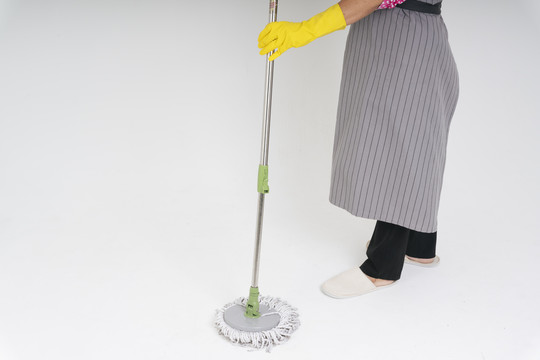 女佣用拖把清洁地板。