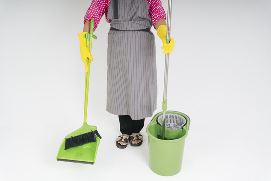 女佣拿着扫帚、簸箕、拖把、水桶。