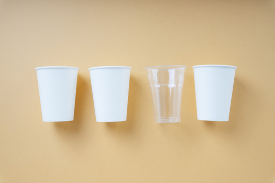 三个纸杯和一个透明杯。实体模型。