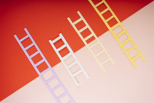 攀爬的纸梯。未来职业和工作概念。复制空间。