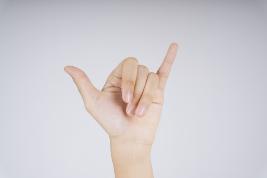 手语中的Y。六个是中文。白色背景上的卡拉宝手势。
