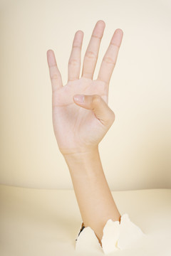 女性的手显示4个手指的手势孤立在白色背景上。