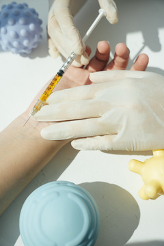 医生通过静脉注射疫苗来帮助被covid-19病毒感染的人。