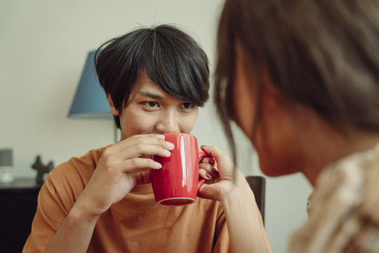 亚泰夫妇在餐厅用杯子喝咖啡或水。浪漫的场景。