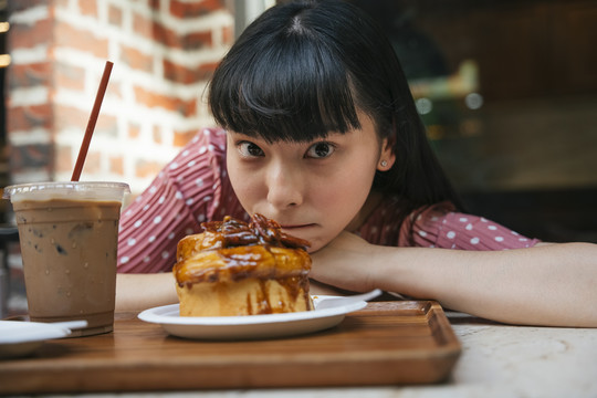 享用甜点的女孩