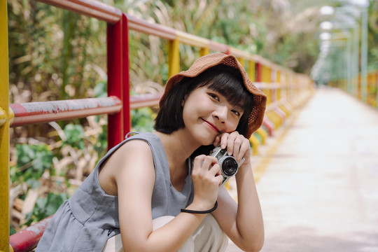 美丽的年轻亚泰女游客在乡间摆出照相机的姿势。曼谷当地之旅。