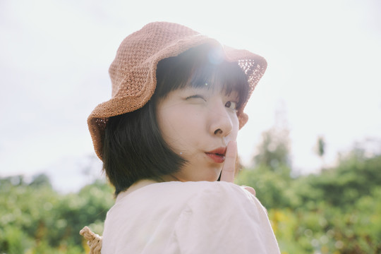 时尚写真-美丽的亚泰女人深色短发戴帽子自然。夏日快乐。