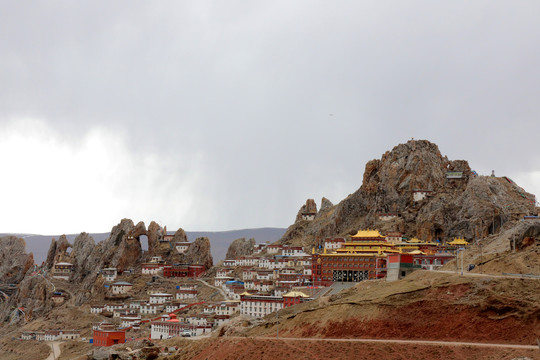 西藏丁青孜珠山苯教孜珠寺天门