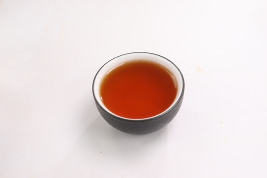 红茶茶汤倒茶