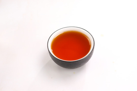 红茶茶汤倒茶