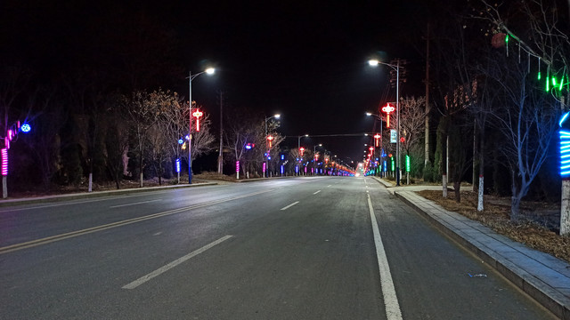 霓虹灯装饰的道路