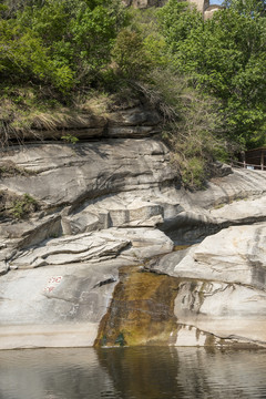 山间潭水