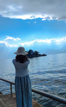 海面背影女孩