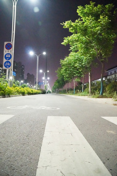 夜晚的马路