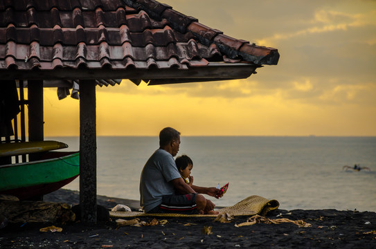 巴厘岛父女海边观日出