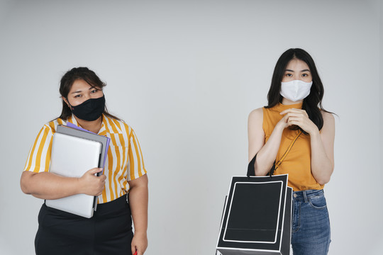 Chubb亚洲女商人和购物情人白色背景的女人。