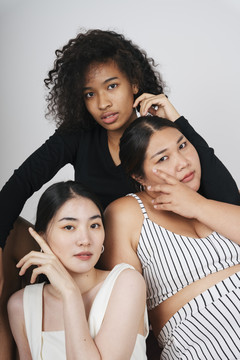由三位亚洲和非洲不同女性组成的时尚肖像组。