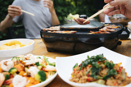 泰国家庭喜欢在院子里吃烧烤和泰国当地食物野餐。